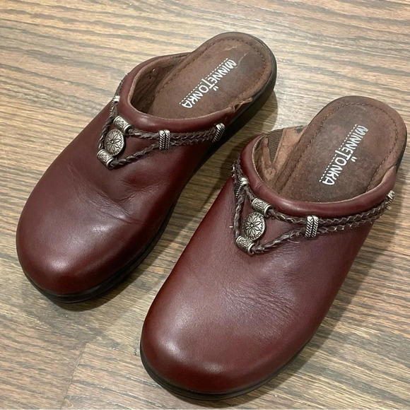 Minnetonka Brown Slip On Leather Clogs Mules with silver metallic details - Picture 1 of 11